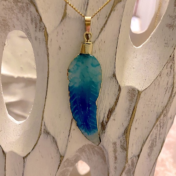 14kt ygp BNIB Blue Ombré Feather Geode Pendant On Necklace - Picture 11 of 14